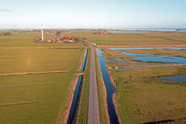 Hollanda, Friesland 'daki tipik bir Hollanda manzarasından gelen hava.