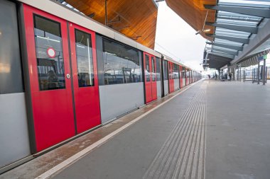 Amsterdam, Hollanda 'daki Bijlmer İstasyonu' ndan kalkan metro.