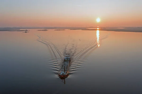 Zdjęcie Frachtowca Pływającego Jeziorze Frisian Holandii Zachodzie Słońca — Zdjęcie stockowe