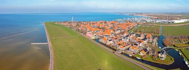 Hollanda 'nın IJsselmeer kentindeki Hindeloopen şehrinin hava manzarası.