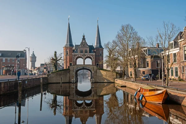 历史名城斯内克的城市风景与荷兰的水门事件 — 图库照片