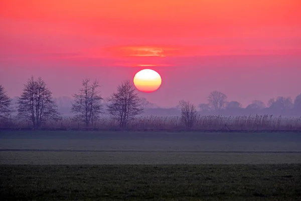 オランダのフリースラントで信じられないほどの夕日 — ストック写真