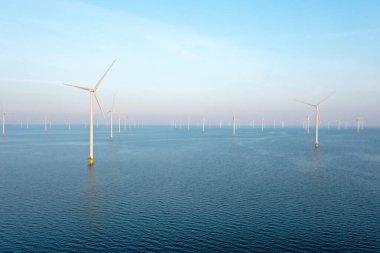 Hollanda 'daki IJsselmeer' deki rüzgar türbinlerinin hava görüntüsü