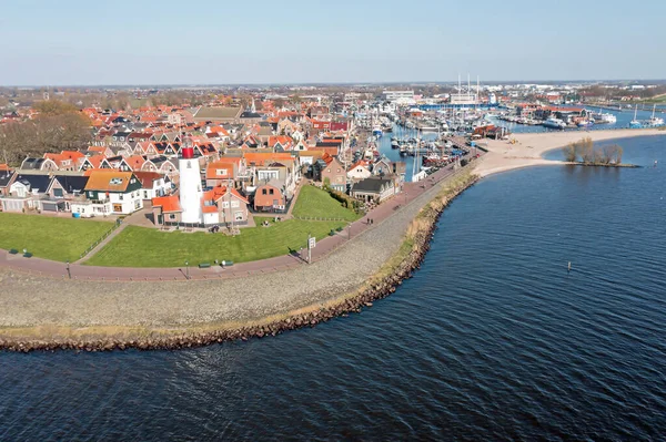 来自荷兰传统城市Urk的空中飞行在Ijsselmeer — 图库照片