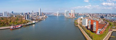 Hollanda 'daki Erasmus köprüsü ile Rotterdam şehrinden gelen hava aracı.