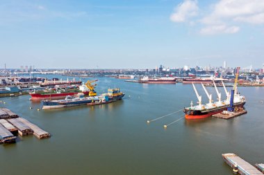 Hollanda 'daki Rotterdam limanındaki sanayi havacılığı.