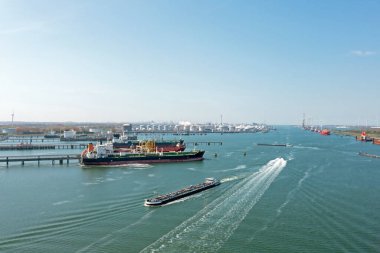 Hollanda 'daki Rotterdam limanındaki sanayi havacılığı.