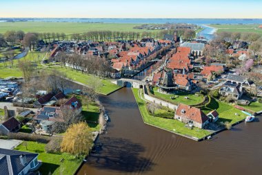 Hollanda Friesland 'daki geleneksel şehir Sloten' den havadan.
