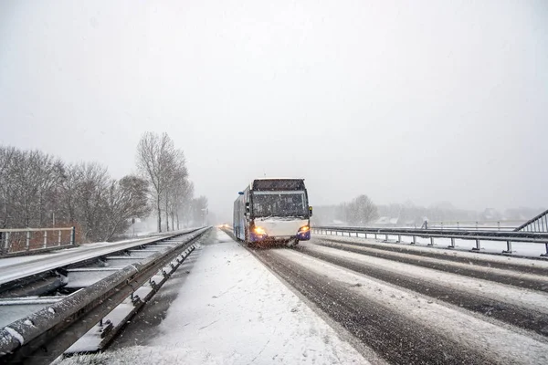 Buss Som Kjører Snøstorm Noord Holland Nederland – stockfoto