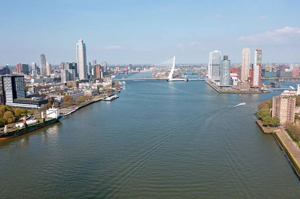 来自鹿特丹市的空中与荷兰的Erasmus桥 — 图库照片