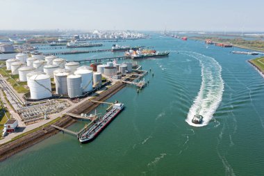 Hollanda 'daki Rotterdam limanındaki sanayi havacılığı.