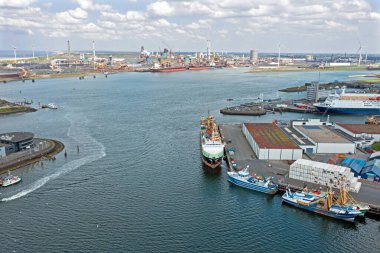Hollanda 'daki IJmuiden limanındaki ağır sanayi havacılığı