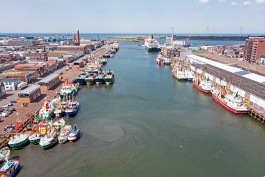 Hollanda 'daki IJmuiden balıkçı limanından havadan.