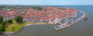 Hollanda, Noord Hollanda 'daki Volendam şehrinin hava manzarası.
