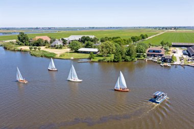 Hollanda 'daki Friesland' dan gelen deniz sporları ve bisiklet feribotu.
