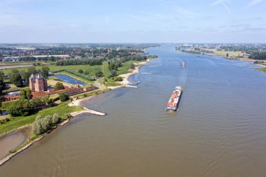 Hollanda 'daki Merwede nehrindeki Catle Loevestein' dan havadan.