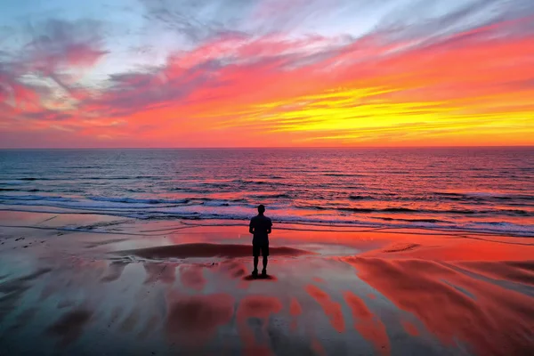 Mann Blickt Auf Schönen Sonnenuntergang Atlantik — Stockfoto