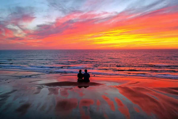 Paar Blickt Auf Schönen Sonnenuntergang Atlantik — Stockfoto