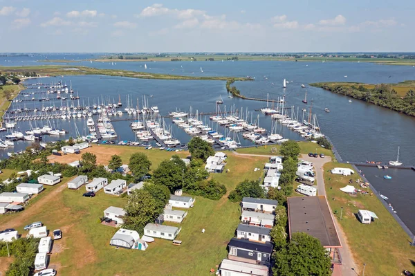 オランダのフルーゼン湖のGalamadammenの港とキャンプ場からの空中 — ストック写真
