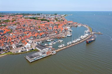 Hollanda Noord 'daki tarihi Volendam şehrinden havadan.