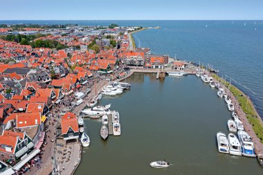 Hollanda Noord 'daki tarihi Volendam şehrinden havadan.