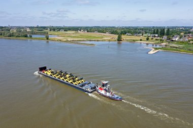 Hollanda 'daki Gorinchem yakınlarındaki Merwede nehrinde nakledilen hava aracı.