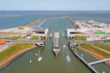 Hollanda 'daki Afsluitdijk' teki Kornwerderzand 'daki atıklardan gelen hava.