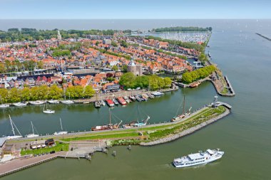 Hollanda 'daki Enkhuizen şehrinden havadan.