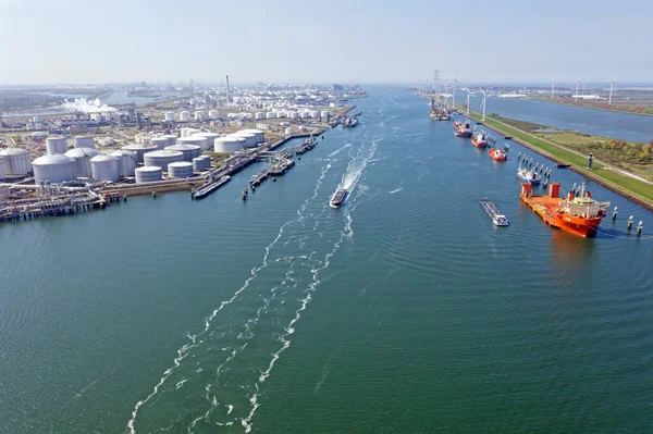 로테르담 항구의 산업계로부터의 — 스톡 사진