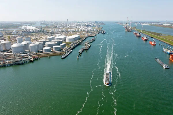 로테르담 항구의 산업계로부터의 — 스톡 사진