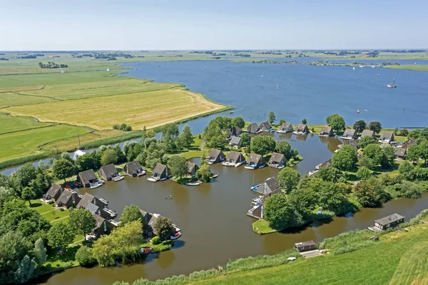 Tipik Hollanda Manzarası Hollanda Daki Friesland Kırsalındaki Gölde Evler Botlar — Stok fotoğraf