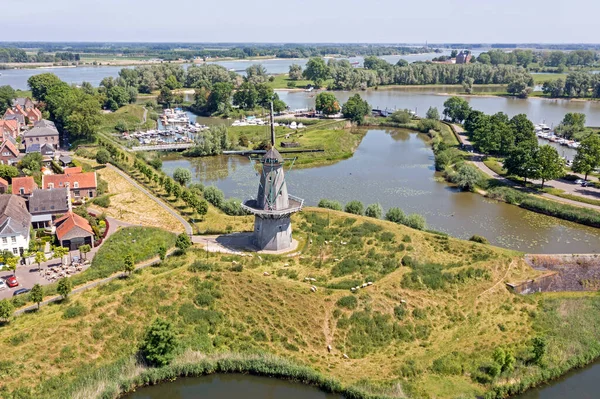 荷兰Woudrichem的传统风车Nooitgedagt的空中 — 图库照片