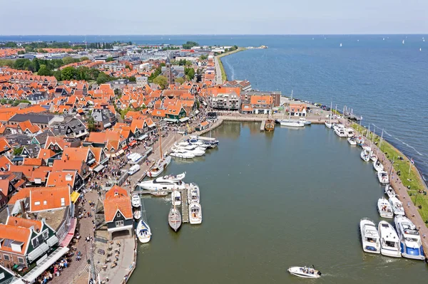 オランダ北部の歴史的都市ヴォレンダムからの空中 — ストック写真