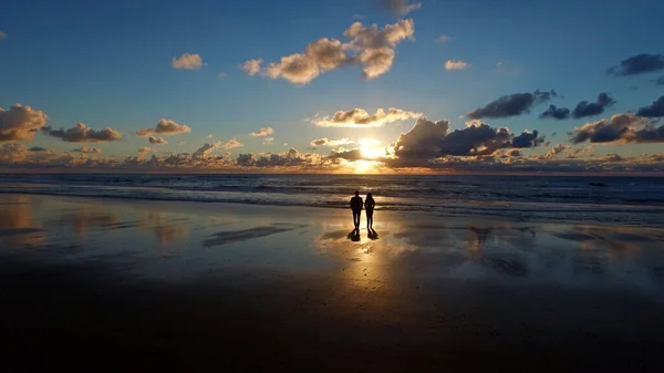 Couple Regardant Beau Coucher Soleil Océan Atlantique Portugal — Photo