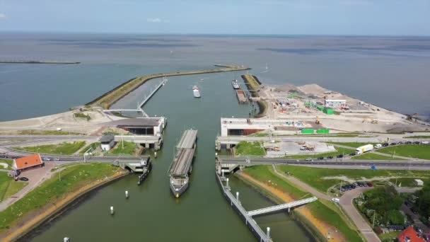 空中ビューオランダのスライスオランダのIjsselmeerとWadden海の間のKornwerderzand — ストック動画