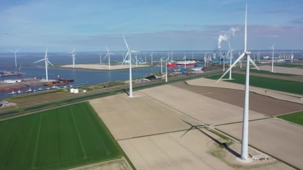 荷兰Eemshaven的风车和工业航空 — 图库视频影像