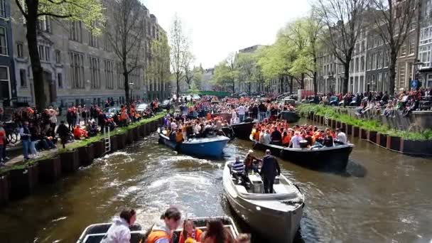 Амстердамские Каналы Заполнены Лодками Людьми Оранжевом Время Празднования Дня Очереди — стоковое видео