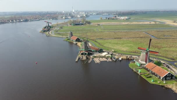 Zaanse Schans Kırsal Yel Değirmenleri Tarlalar Nehir Manzarası Kuzey Hollanda — Stok video
