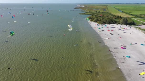 在荷兰的Ijsselmeer从风筝冲浪中获得的空中 — 图库视频影像
