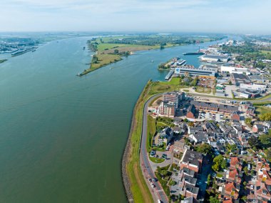 Werkendam şehrinden Hollanda 'daki Merwede nehrine giden hava aracı.