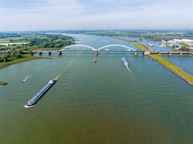 Hollanda 'daki Gorinchem yakınlarındaki Merwede Köprüsü' nden havadan.