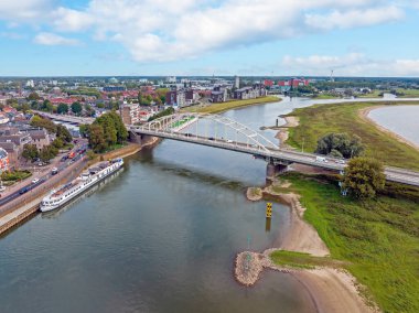 Hollanda Deventer 'daki IJssel' deki Wilhelmina Köprüsü 'nden gelen hava aracı.