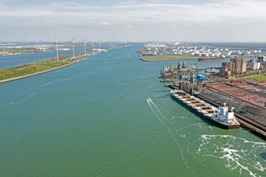 Hollanda 'daki Rotterdam Limanı' nda sanayi havacılığı.