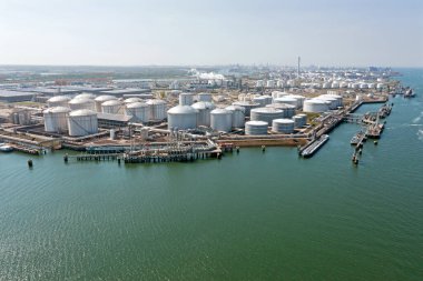 Hollanda 'daki Rotterdam Limanı' nda sanayi havacılığı.