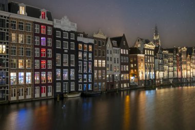 Hollanda 'daki Damrak' ta geceleri geleneksel evler.