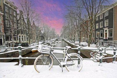 karlı kış Hollanda Amsterdam'da