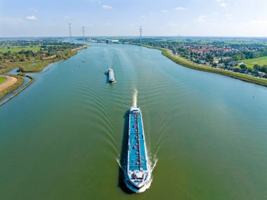 Hollanda 'da Lek nehrinde gemi.