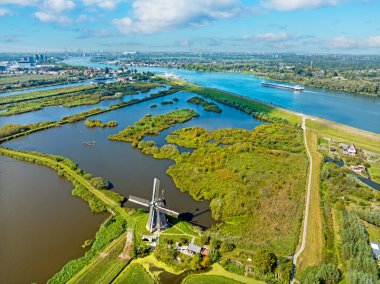 Hollanda 'daki Kinderdijk' teki yel değirmenlerinden.