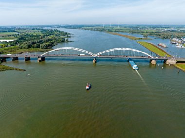 Hollanda 'daki Gorinchem yakınlarındaki Merwede Köprüsü' nden havadan.