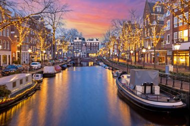 Hollanda 'da gün batımında Amsterdam' dan şehir manzarası
